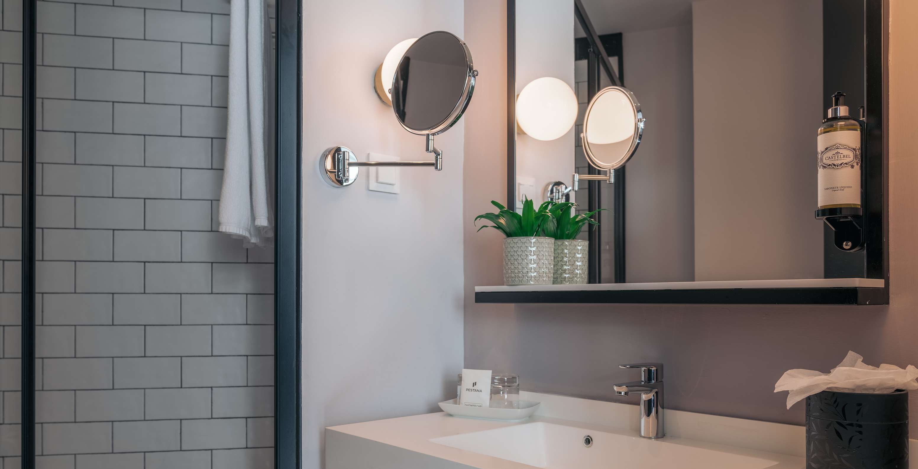 El Double Superior del Pestana Lisboa Vintage tiene un baño con lavabo con dos espejos y una ducha lateral