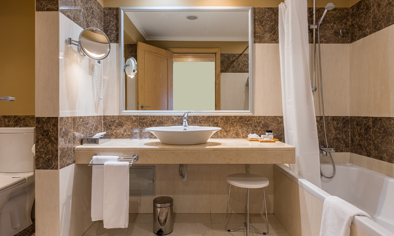 La Suite del Pestana Carlton Madeira tiene baño con azulejos, bañera y sanitario