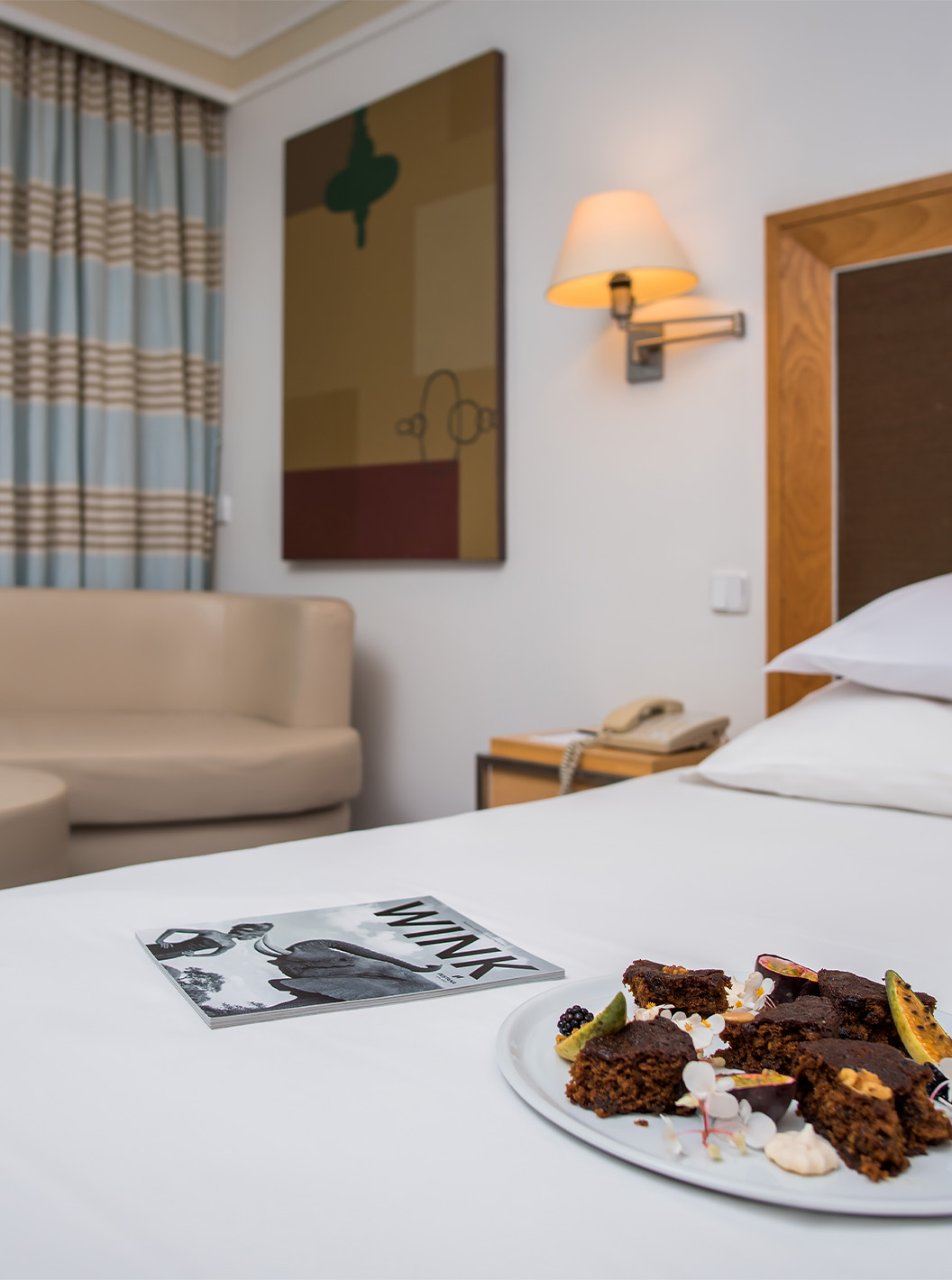La Suite del Pestana Carlton Madeira tiene cama, con un plato de chocolate y fruta