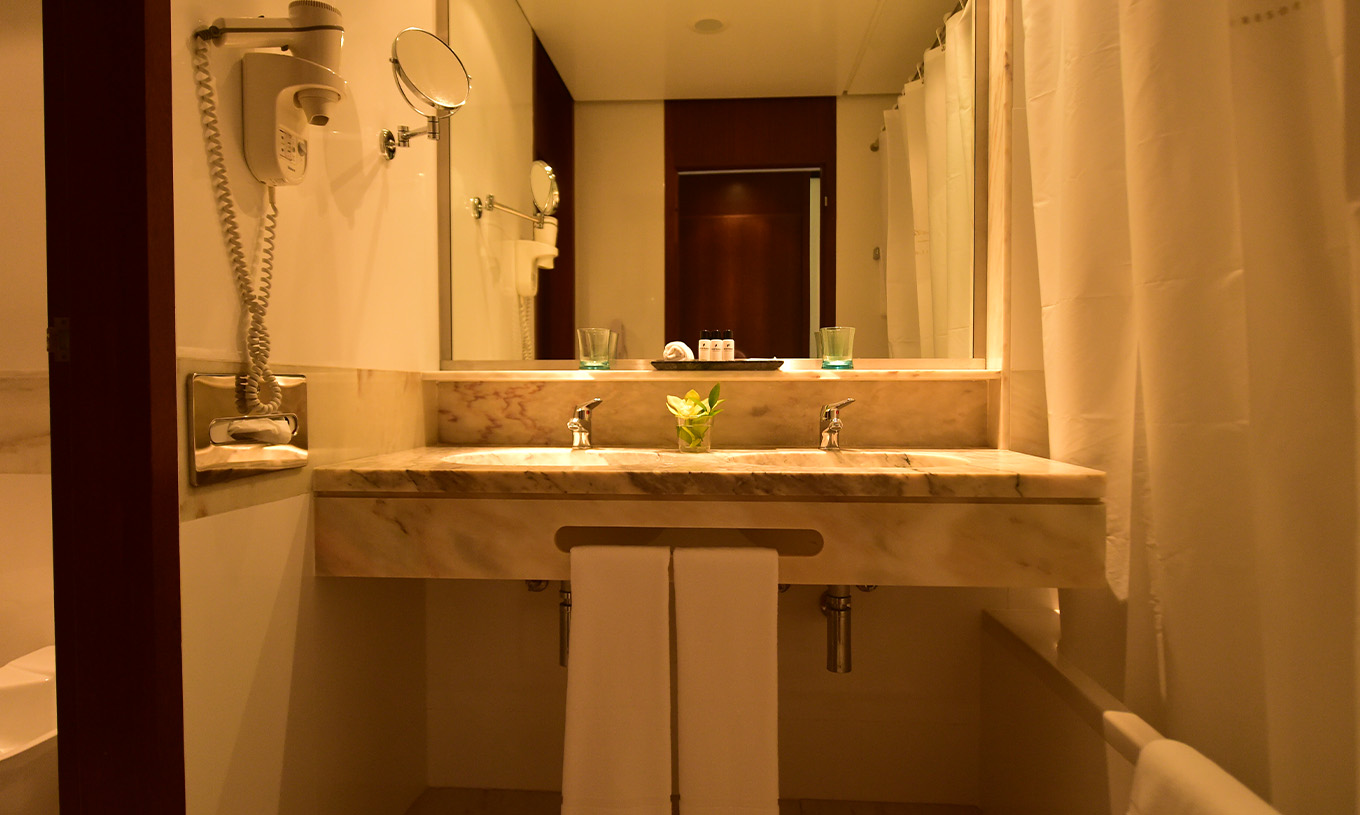 El Clásico Vista Lateral Mar del Pestana Casino Park tiene baño con lavabo de mármol, bañera y secador