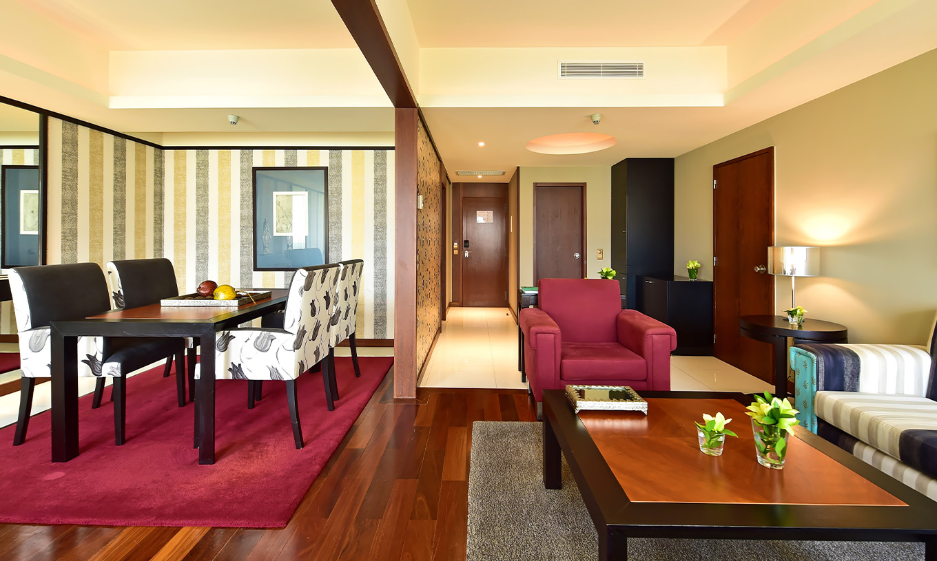La Suite Presidencial del Pestana Casino Park tiene sala de estar con mesa de comedor, sofá y sillón