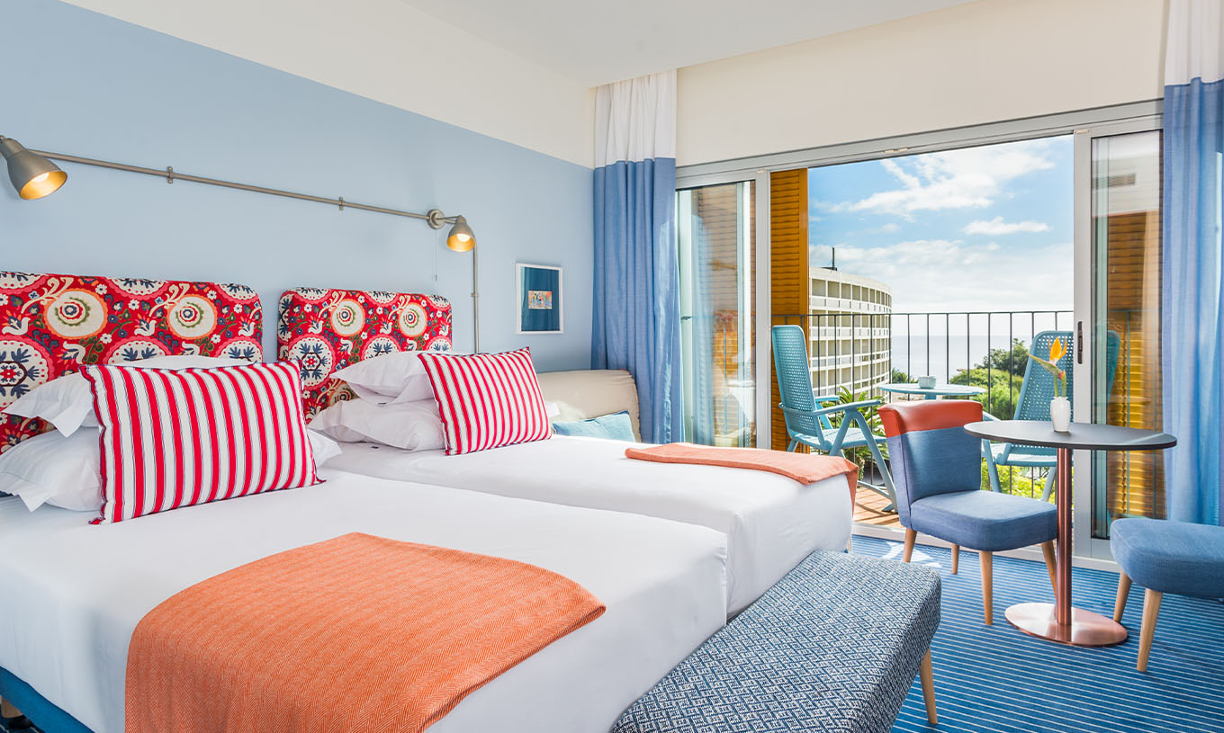 El Estudio Deluxe Vista Mar del Pestana Casino Studios tiene dos camas dobles con cabecera con diseño, terraza y mesa