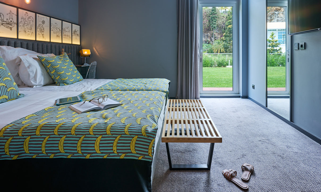 La Habitación CR7 del Pestana CR7 Funchal tiene acceso directo al jardín superior del hotel, a través de una puerta de vidrio