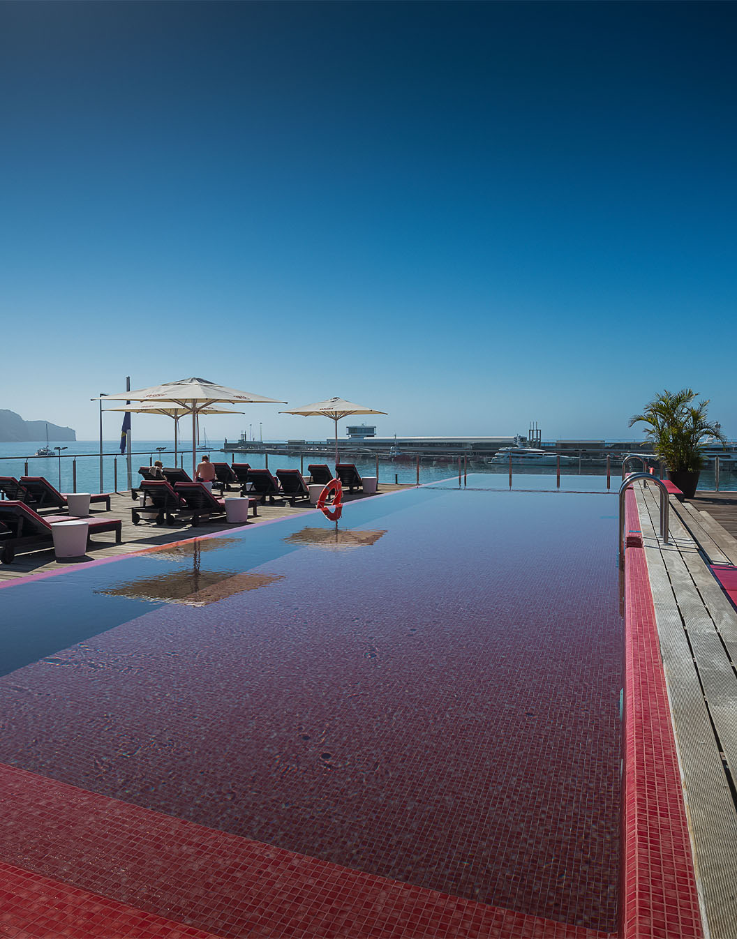 Vista de la piscina rosa hacia el mar, en el hotel de Cristiano Ronaldo, en el centro de Funchal
