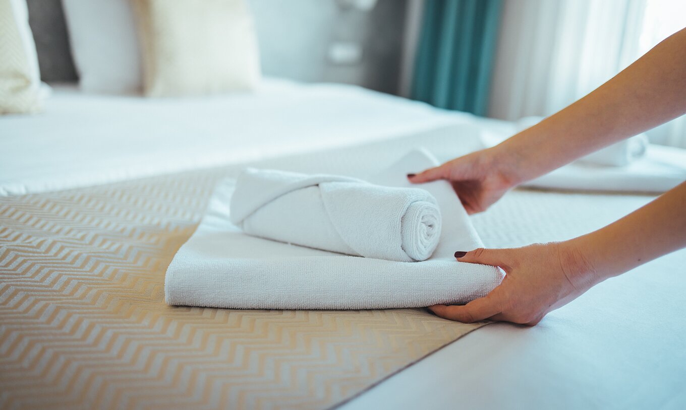 El Apartamento T2 del Pestana Madeira Beach Club tiene una cama matrimonial con toallas de baño de rostro y de cuerpo