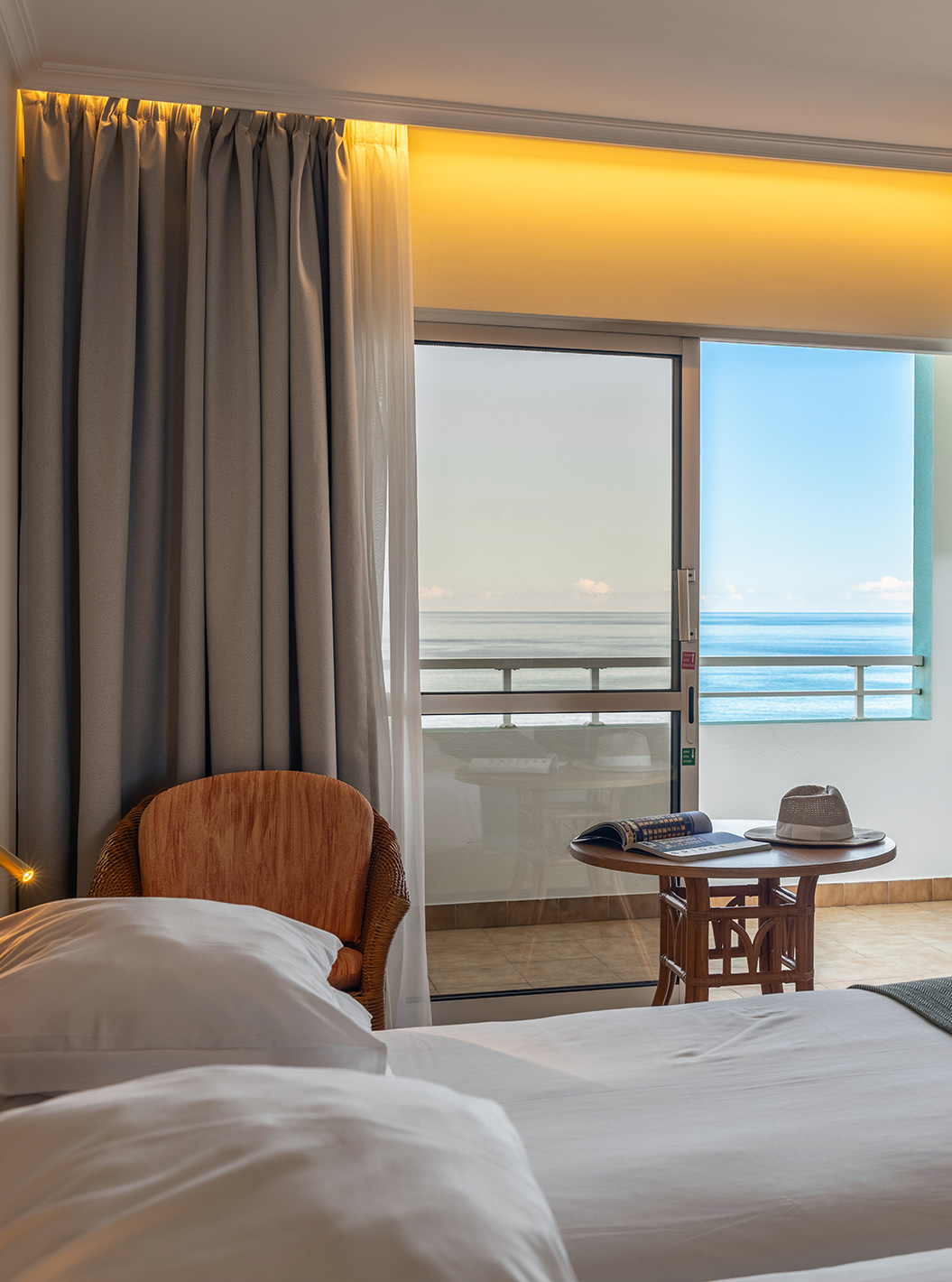 El Classic Sea View del Pestana Ocean Bay All Inclusive tiene una cama doble, dos sillas y balcón con vistas al mar