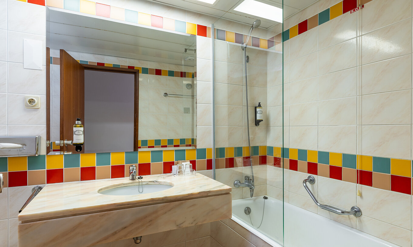 El Superior Sea View del Pestana Ocean Bay All Inclusive tiene un baño con bañera y lavabo con espejo