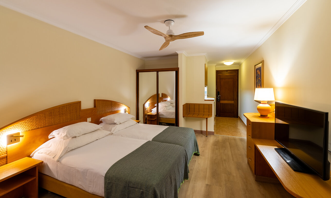 El Superior Sea View del Pestana Ocean Bay All Inclusive tiene una cama doble, mueble de TV, soporte para maletas y espejo