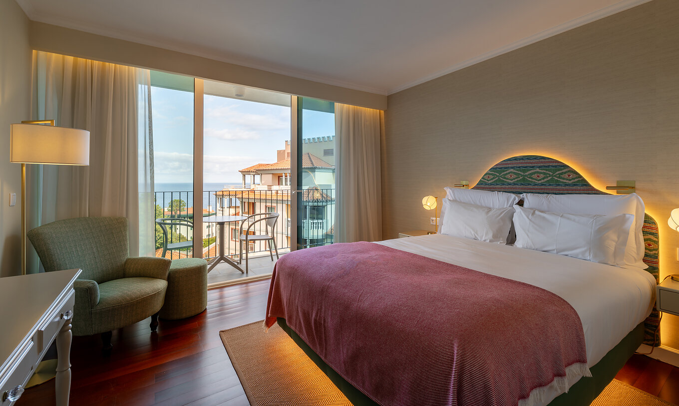 La Habitación Vista Mar Parcial con Balcón del Pestana Quinta Perestrello tiene una cama doble con balcón y vistas al mar.