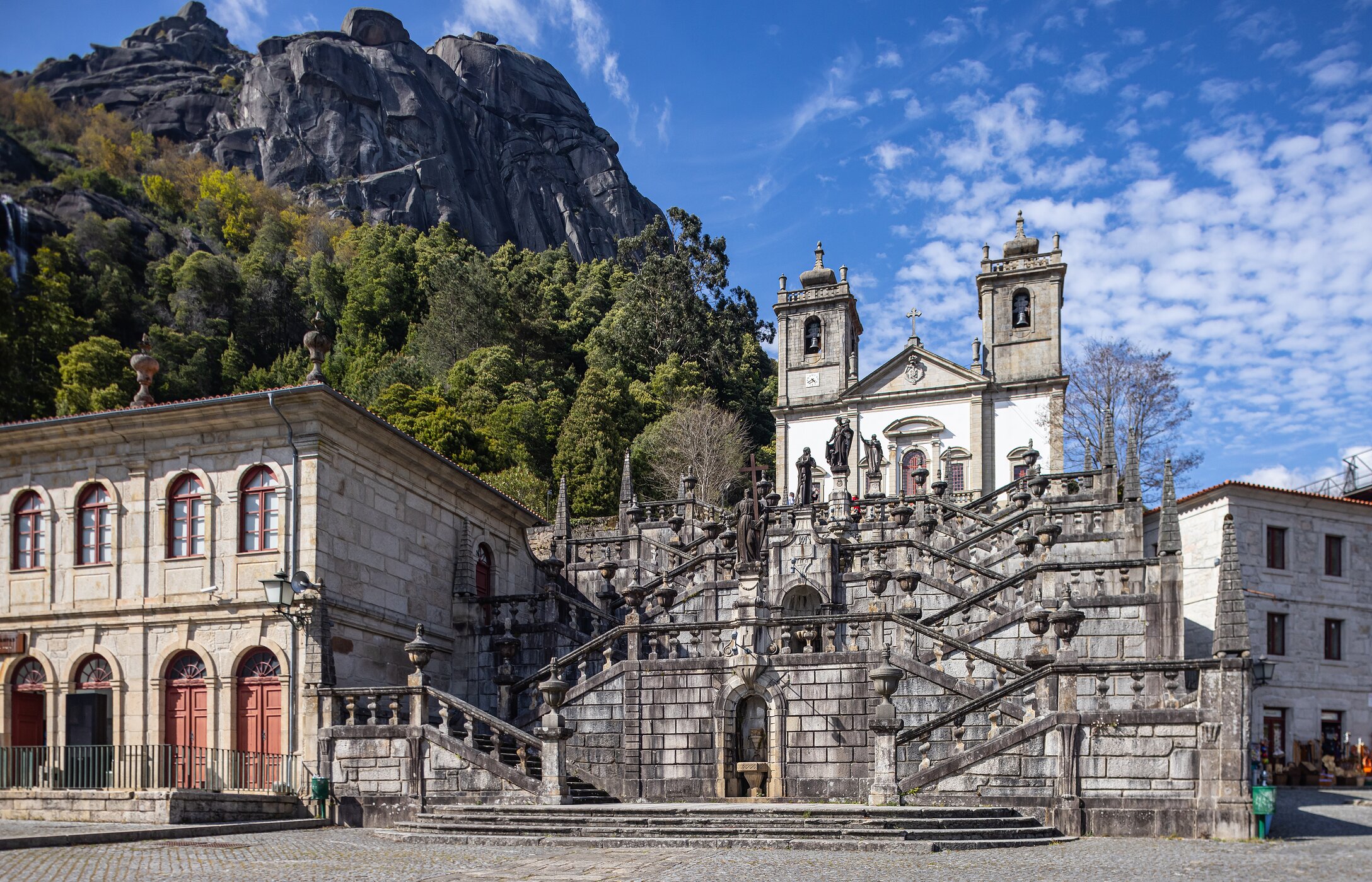 Vista del Santuario de Peneda, situado en el Norte de Portugal, con su arquitectura característica y paisajes naturales