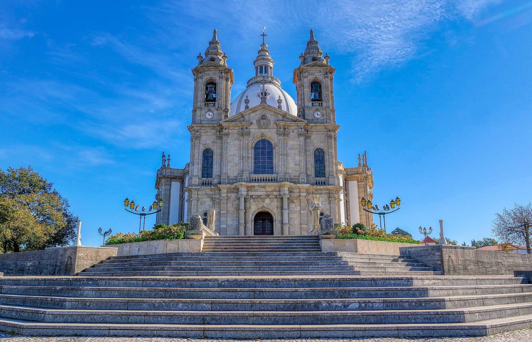 Vista del Santuario de Sameiro, con su imponente basílica y paisajes verdes circundantes