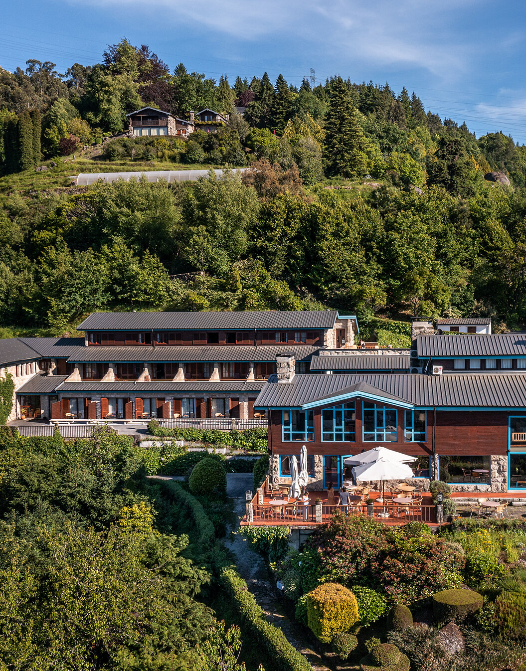 Vista exterior de Pousada Caniçada - Gerês, un hotel de montaña en Parque Nacional Peneda-Gerês, rodeado de naturaleza