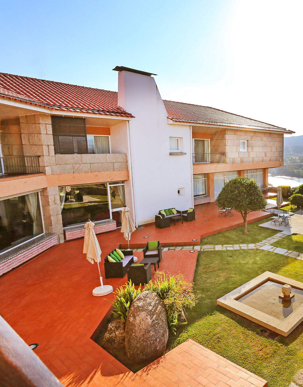 Vista de Pousada Valença, un hotel de encanto en Valença, con jardín y vista al río y la ciudad