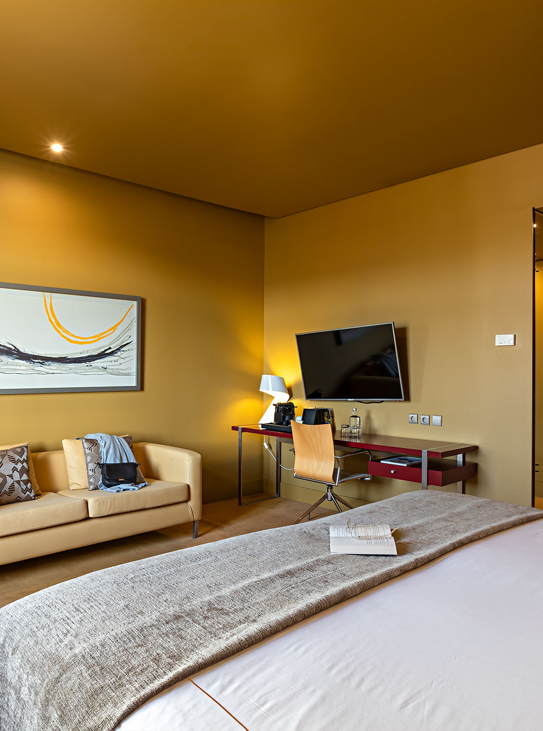 El Executive tiene una cama doble, un sofá, una televisión y un escritorio