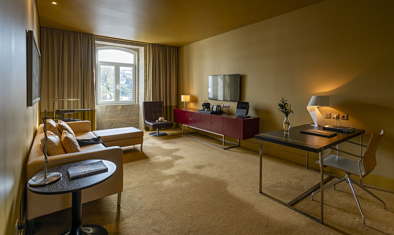 La Junior Suite tiene una sala con sofá chaise-longue, un escritorio y televisión