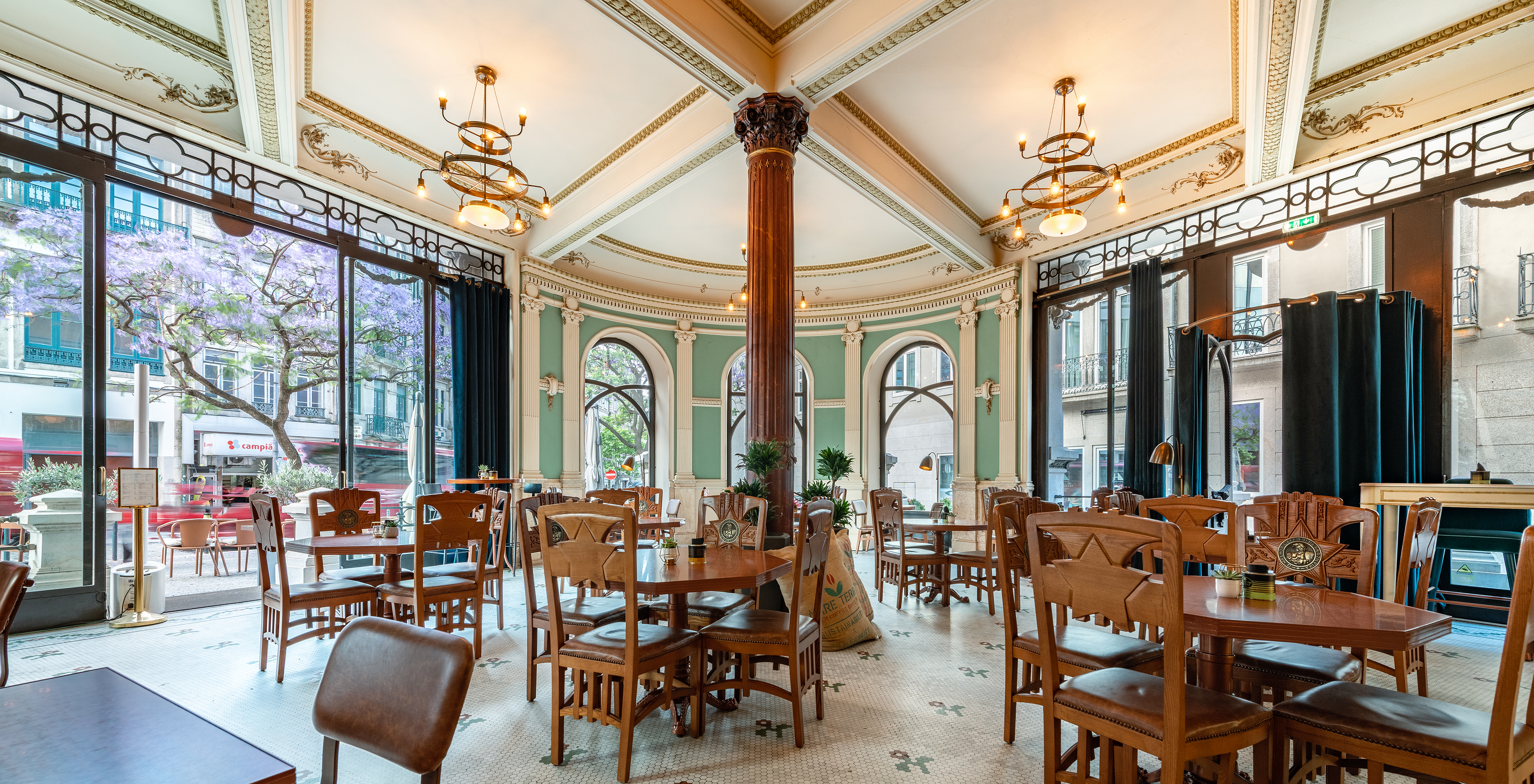 El restaurante Café histórico A Brasileira, del Hotel 5 Estrellas en el Centro de Oporto, es conocido por su café especial
