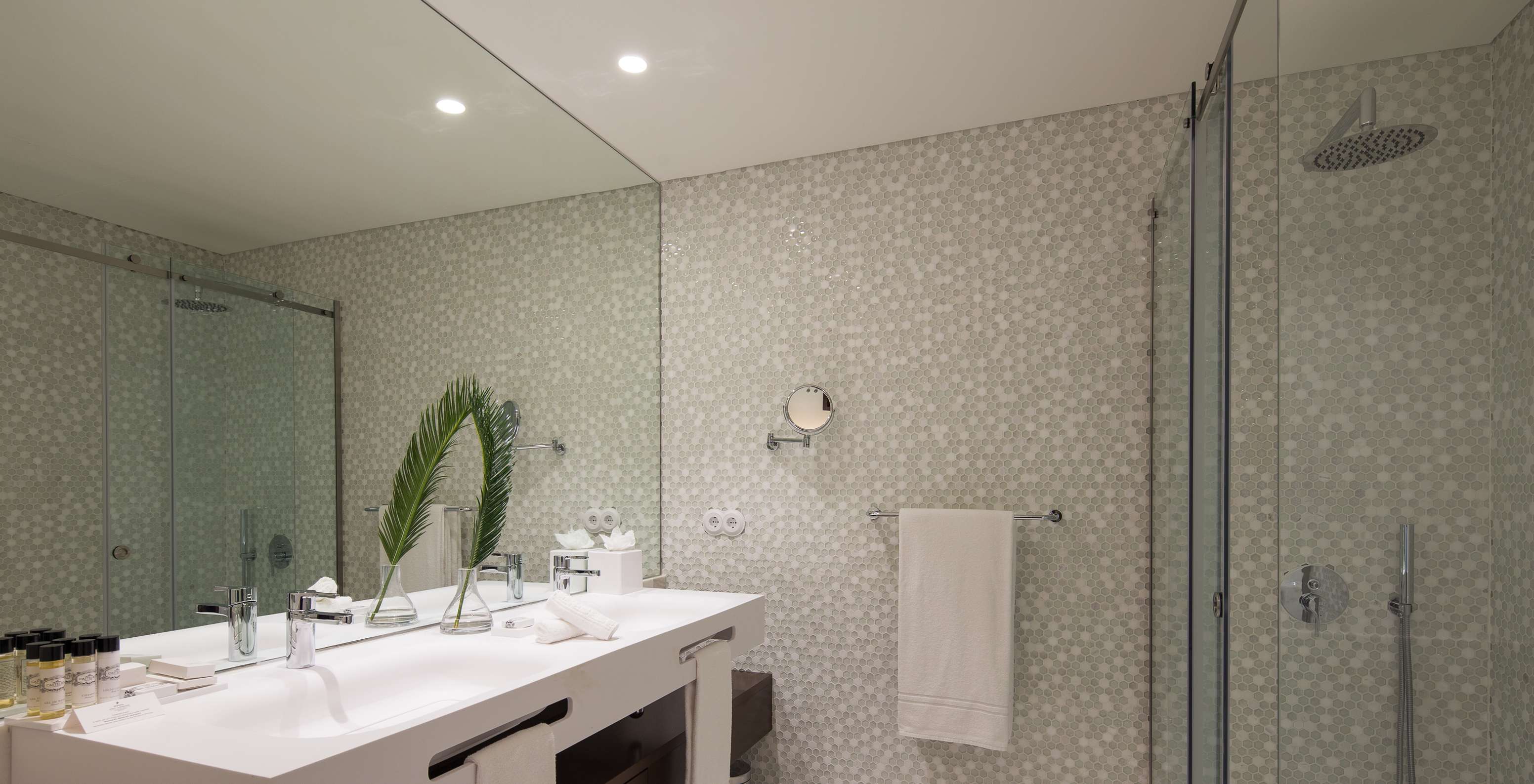 Classic Blend con balcón francés en Pestana A Brasileira Porto, baño con ducha acristalada y lavabo doble