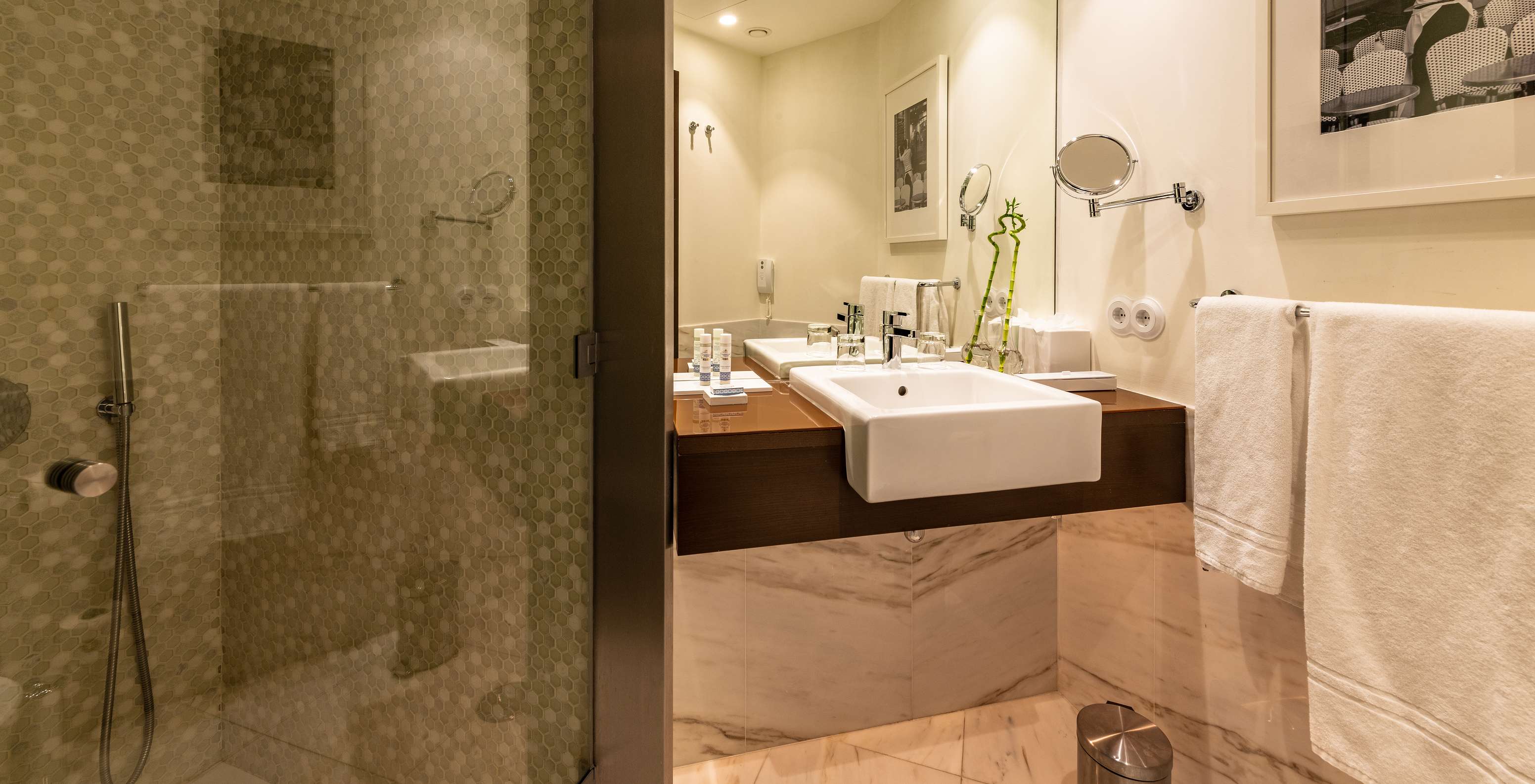 Habitación Classic Blend en Pestana A Brasileira Porto con baño de mármol, ducha de cristal y lavabo doble
