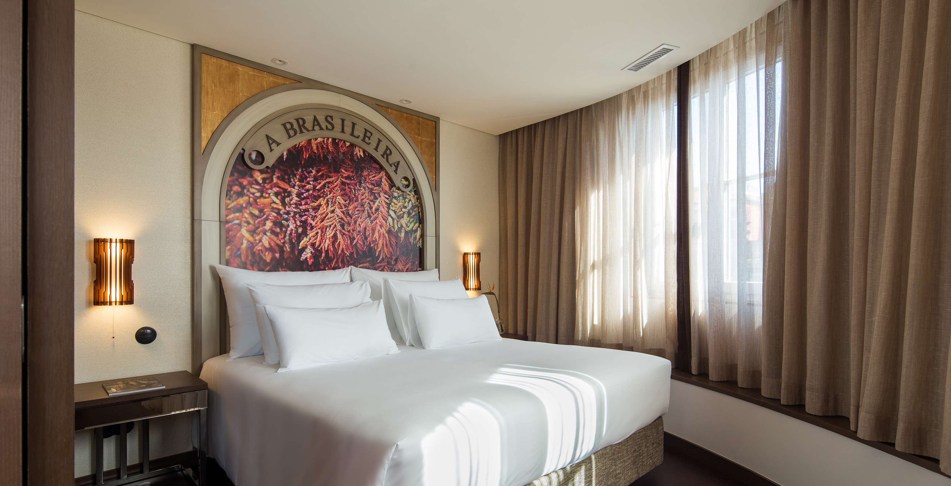 Suite A Brasileira en Pestana A Brasileira Porto con cama doble, mural decorativo y cortinas junto a la ventana