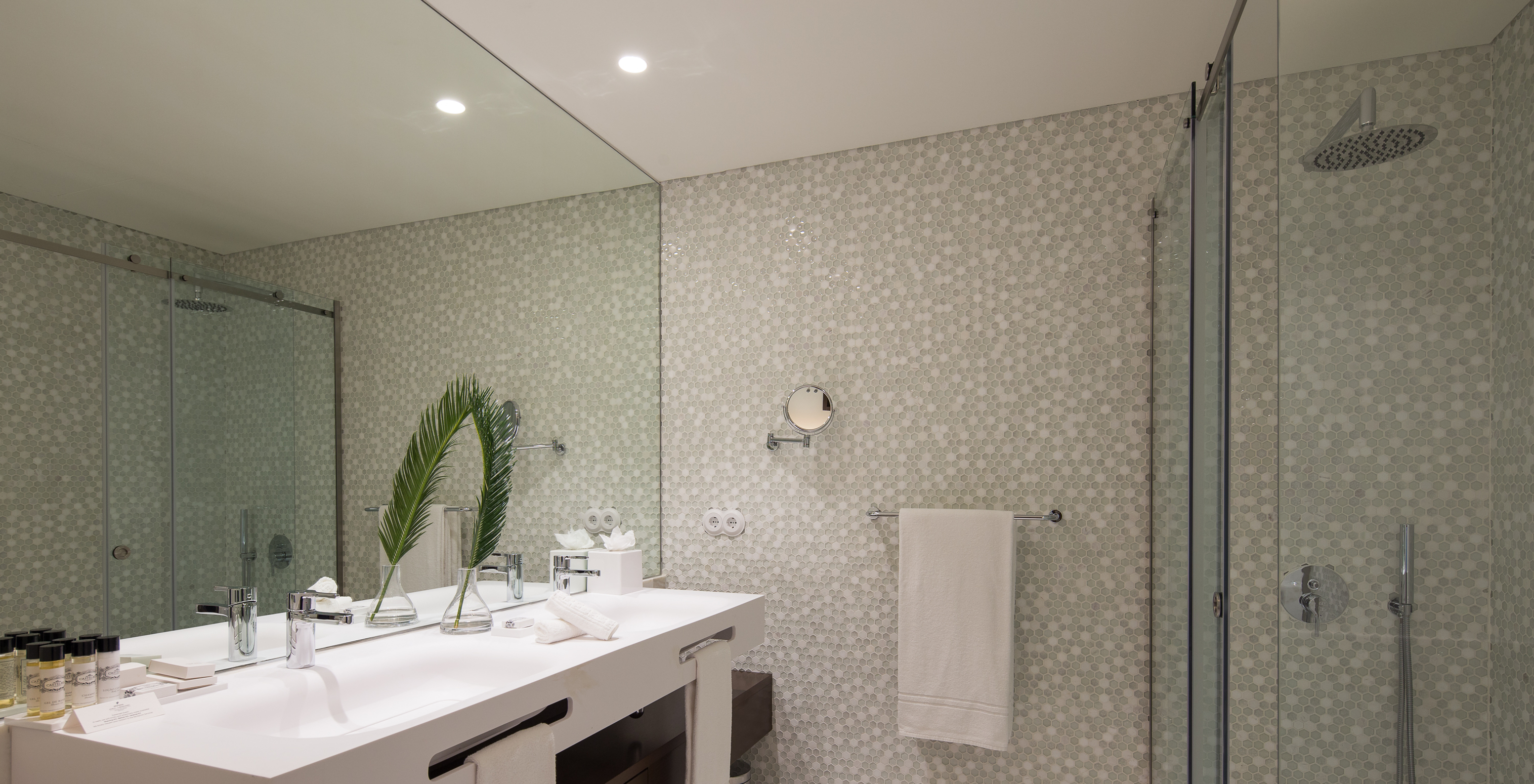 El Deluxe Superior del Pestana Porto - A Brasileira tiene un baño con dos lavabos y una ducha con plato