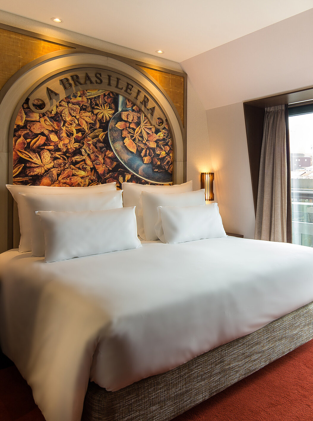 Habitación Signature Vista Panorámica en Pestana Porto - A Brasileira con cama doble y ventanas altas