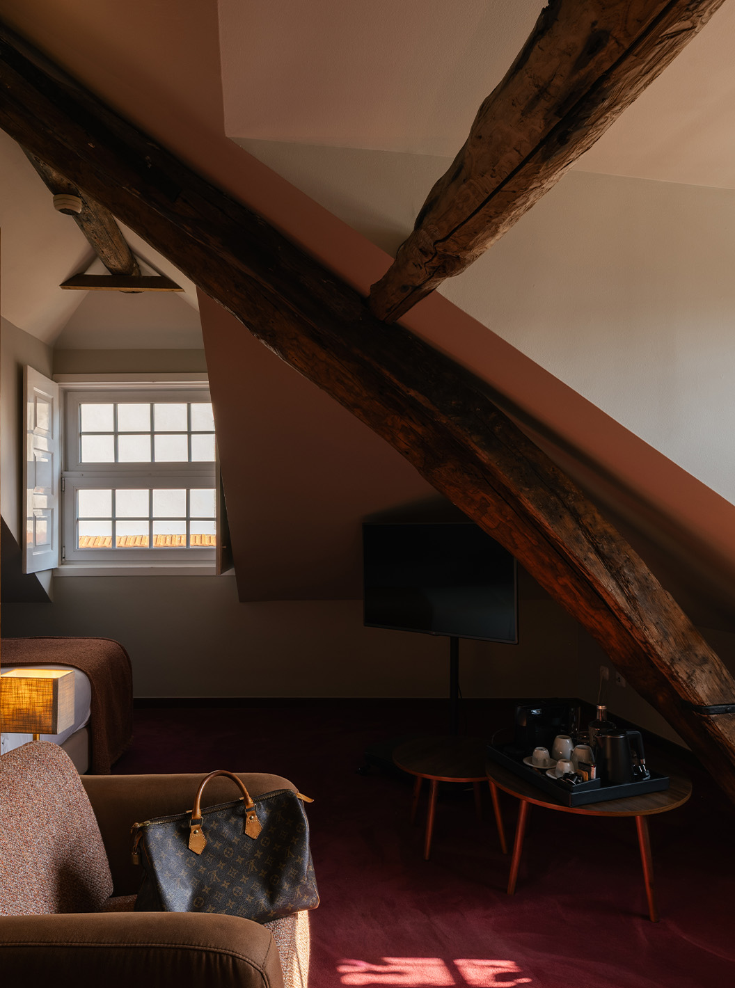 Suite Heritage Familiar en Pestana Vintage Porto con vigas de madera, escritorio y ventanas iluminadas