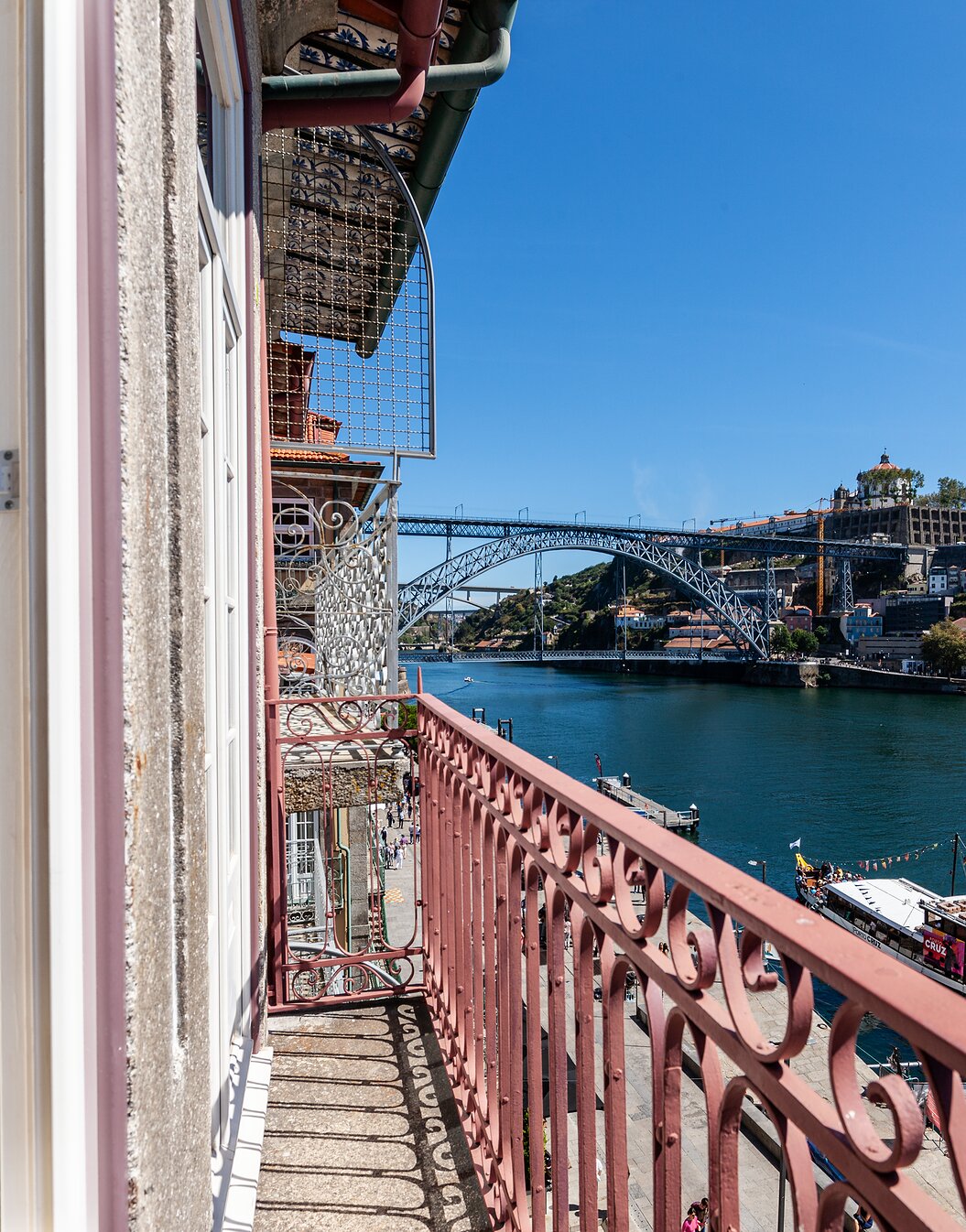 Vista de la Ribeira y el puente Dom Luís I, de la habitación de Pestana Vintage Porto, un hotel de 5 estrellas en Porto