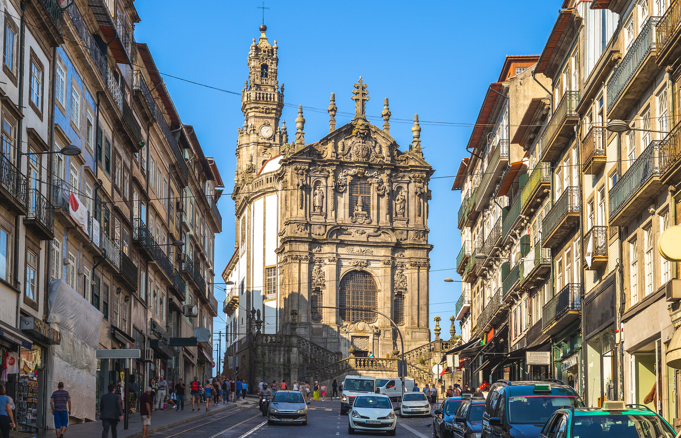 Vista de la Iglesia de los Clérigos, una iglesia impresionante en Oporto, destacando su famosa torre alta y elaborada fachada