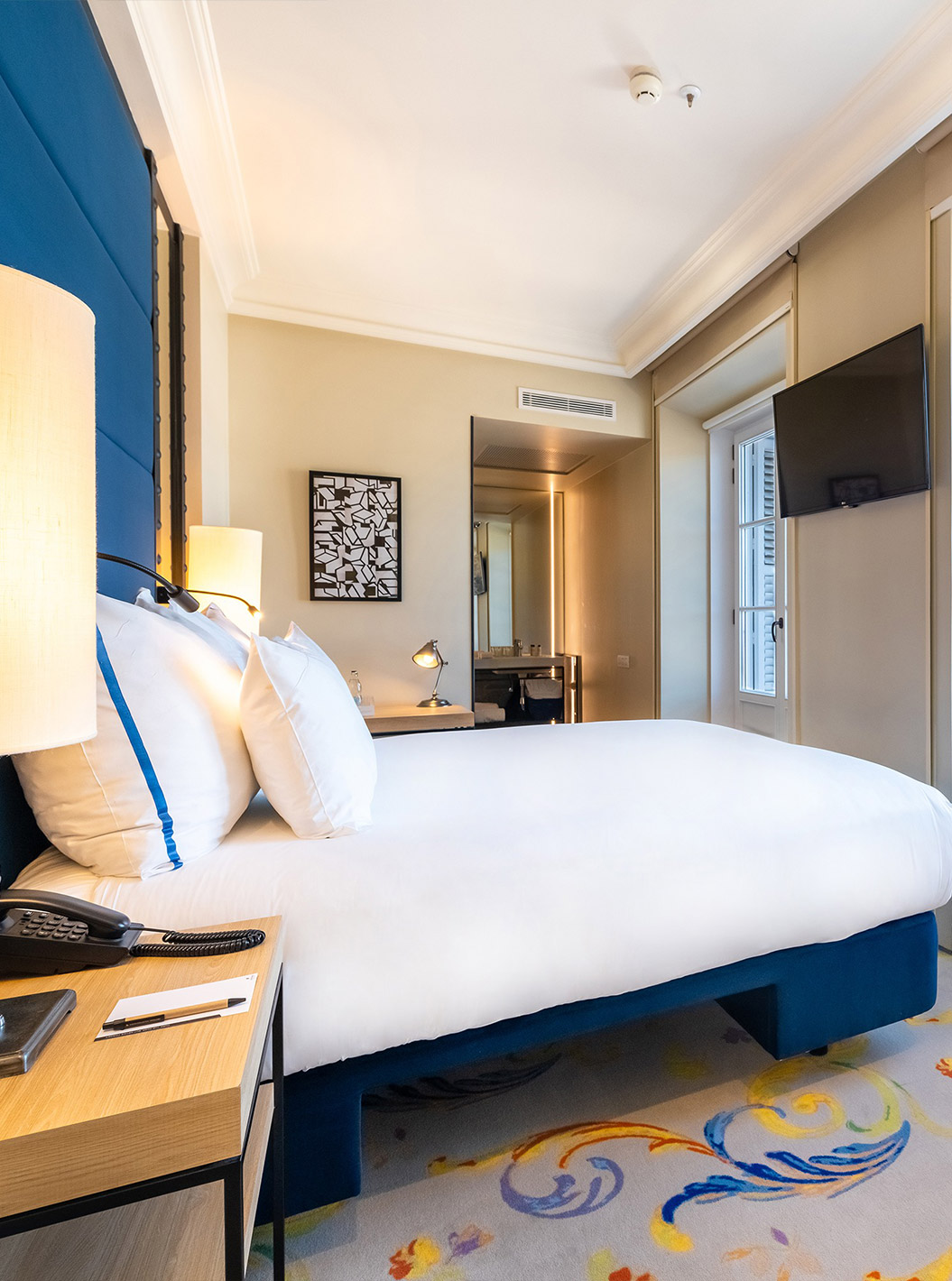 El Deluxe Plaza Mayor del Pestana Plaza Mayor Madrid tiene cama doble, baño, ventanas y balcón a Plaza Mayor