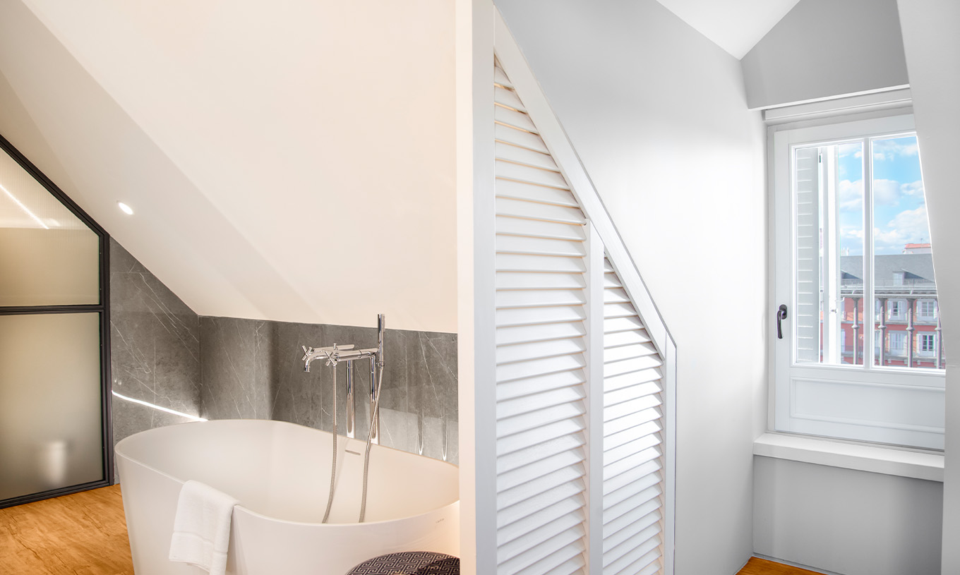 La Suite Plaza Mayor del Pestana Plaza Mayor Madrid tiene un baño con bañera y ventana con vista a la Plaza Mayor