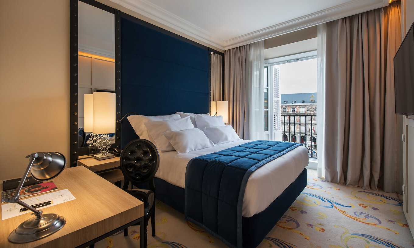 El Superior Plaza Mayor del Pestana Plaza Mayor Madrid tiene una cama, un lámpara en la mesa de noche y una ventana