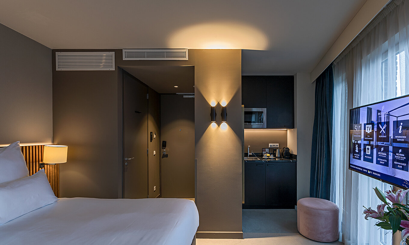 El cuarto Studio del Pestana Amsterdam Riverside tiene una cama doble y kitchenette con microondas