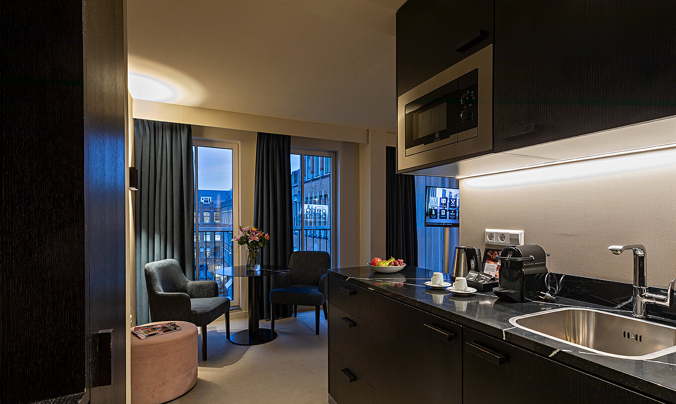 El cuarto Premium Studio del Pestana Amsterdam Riverside tiene una kitchenette con fregadero, microondas y cafetera