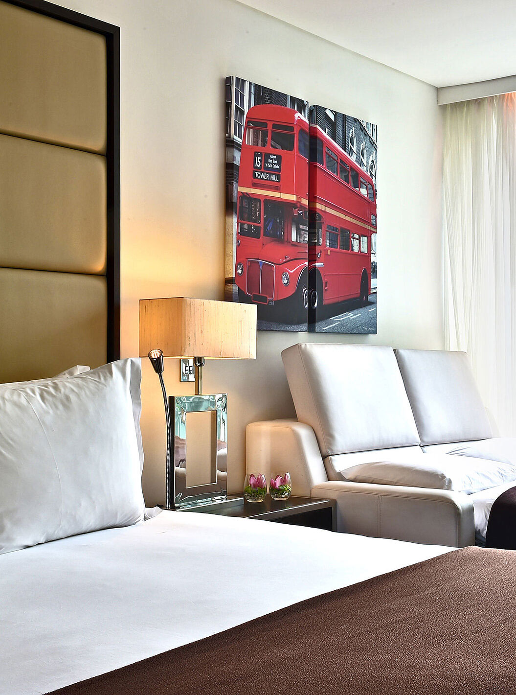 El Deluxe Family del Pestana Chelsea Bridge tiene cama doble, sofá cama abierto, cuadros de Londres y ventana con vista
