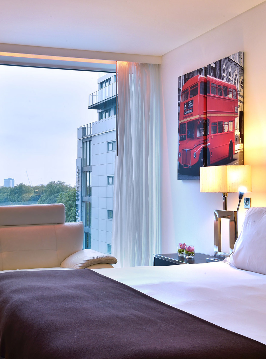 El Premium King del Pestana Chelsea Bridge tiene cama doble, escritorio con silla, sofá y ventana grande con vista