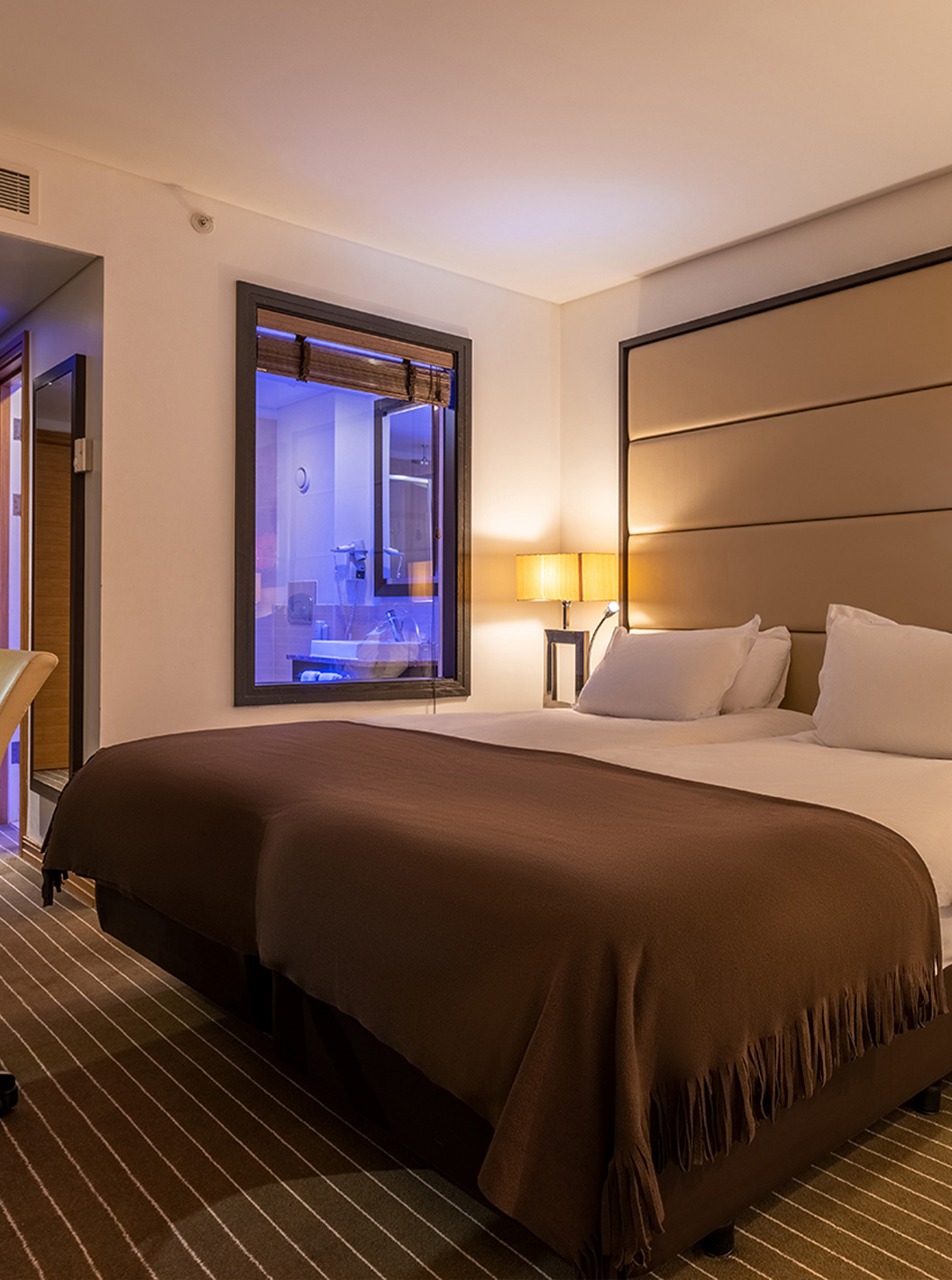 El Superior Twin del Pestana Chelsea Bridge tiene dos camas, cuadros de Londres, mesa, sofá y silla