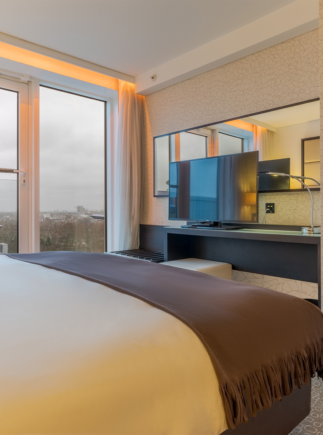 La Suite Ejecutiva con 1 Habitación del Pestana Chelsea Bridge tiene cama doble, escritorio con televisión y ventanas