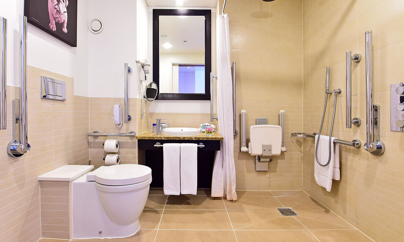 El Standard Disability del Pestana Chelsea Bridge tiene baño accesible con ducha, lavabo, espejo e inodoro
