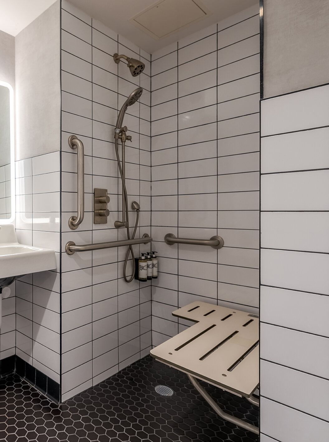 El Deluxe King Room ADA del Pestana CR7 Times Square tiene un baño adaptado con lavabo y ducha