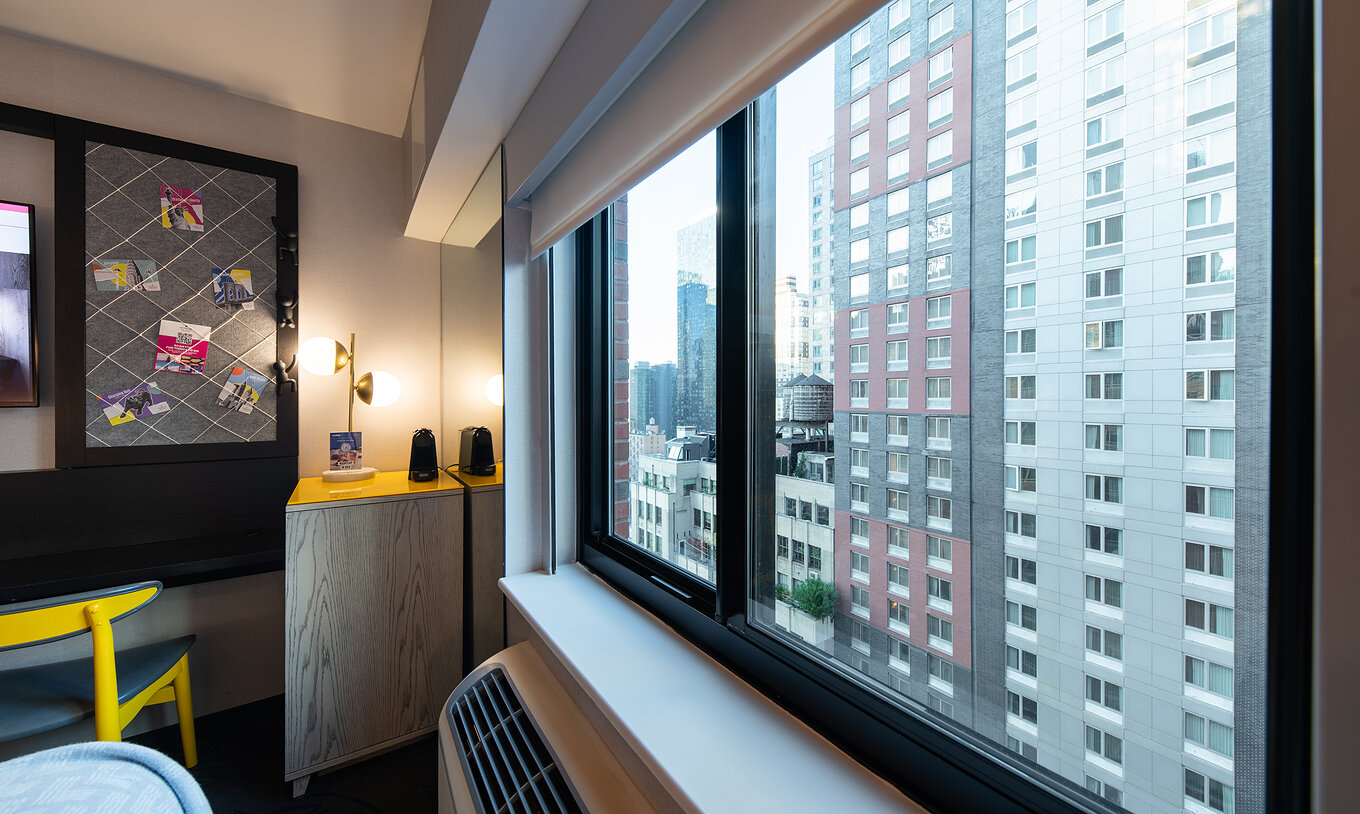 El Superior King High Floor del Pestana CR7 Times Square tiene una ventana con vista a la calle y aire acondicionado