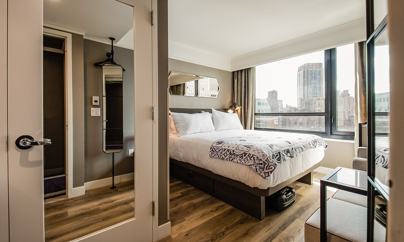 La habitación Superior del Pestana Park Avenue cuenta con cama de casal, espejo y vista de la ciudad de Manhattan