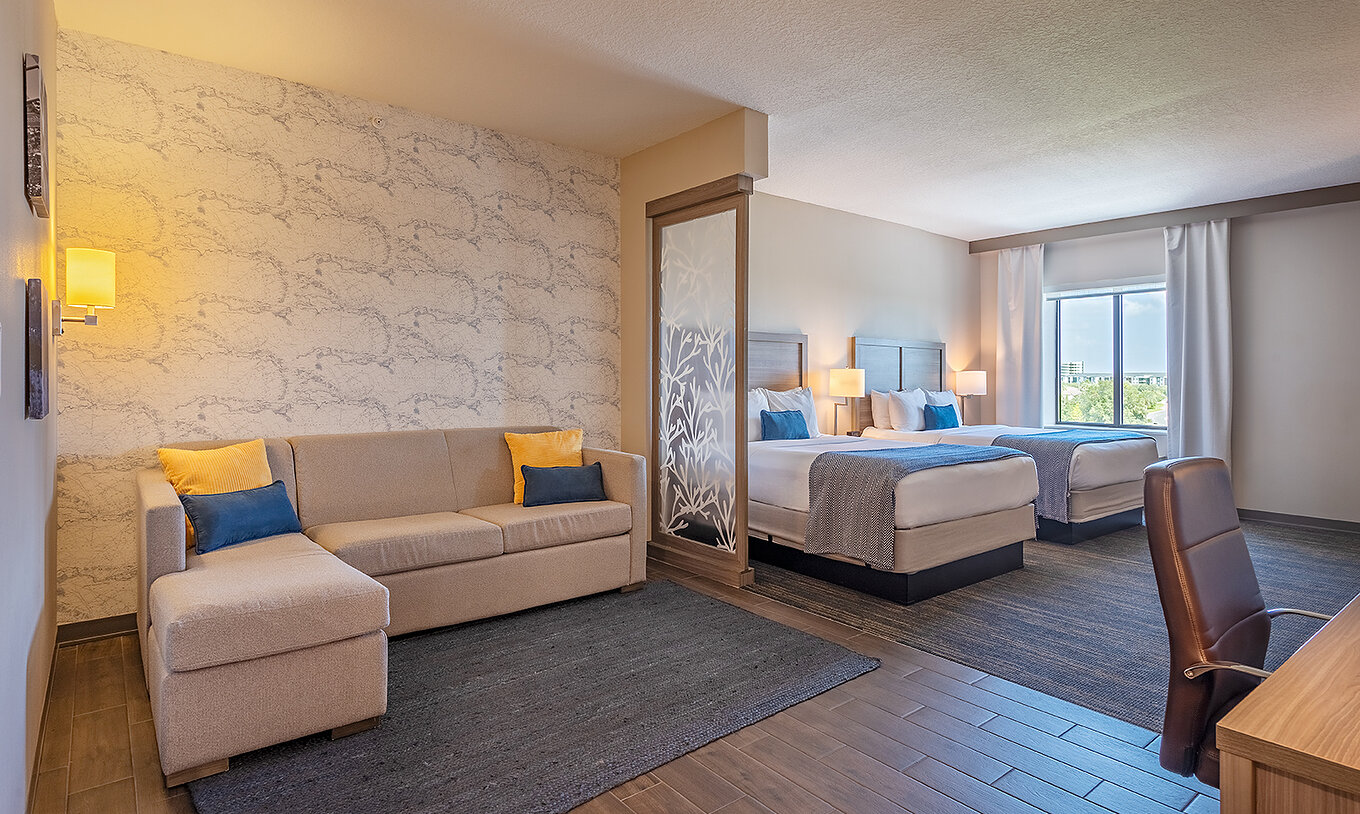 Comunicantes Suite King y Suite Doble Queen en Pestana Orlando Suites Lake Buena Vista con sofá y dos camas