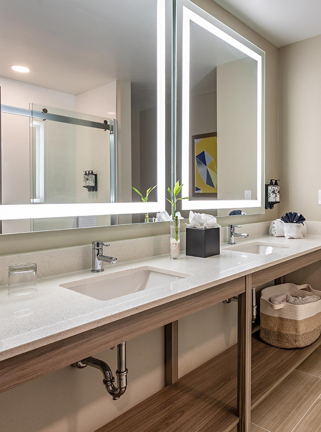 Suites comunicantes King y Doble Queen en Pestana Orlando Suites Lake Buena Vista con baño amplio y doble lavabo