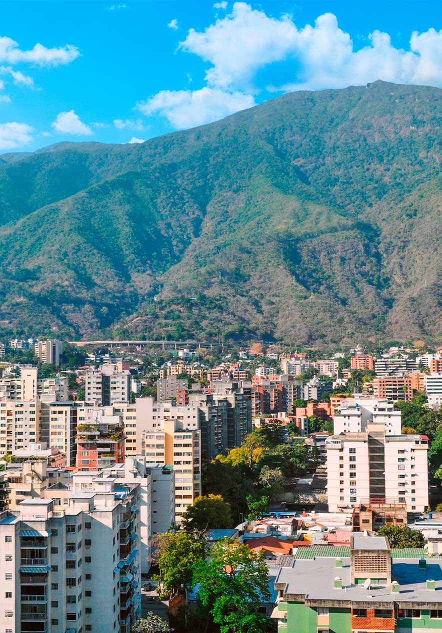 Parque Nacional Ávila cerca de Pestana Caracas, Hotel em Caracas, con montañas verdes sobre la ciudad y cielo azul