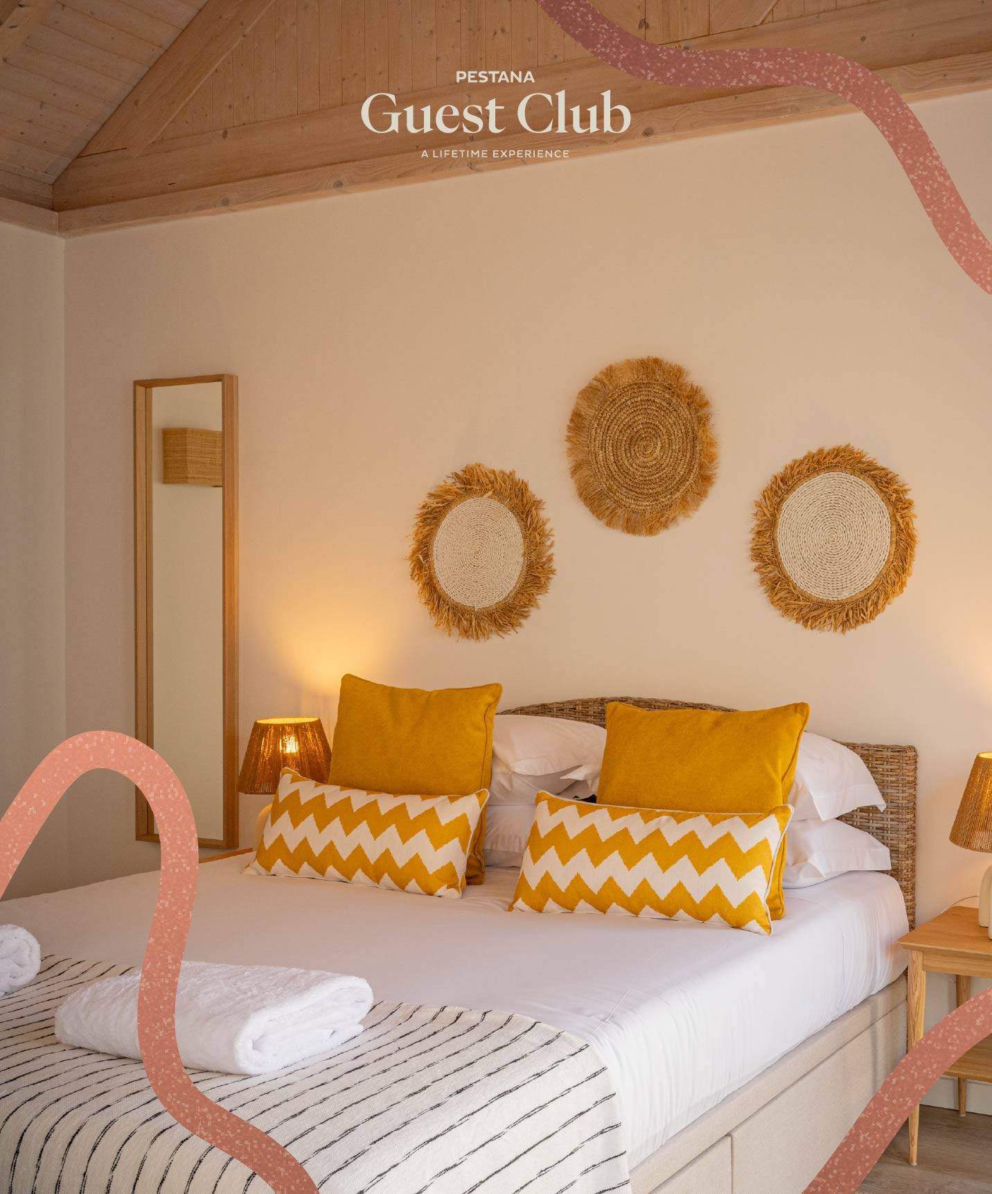 Dormitorio acogedor con cama doble, cojines amarillos, lámparas cálidas y decoración de fibras naturales