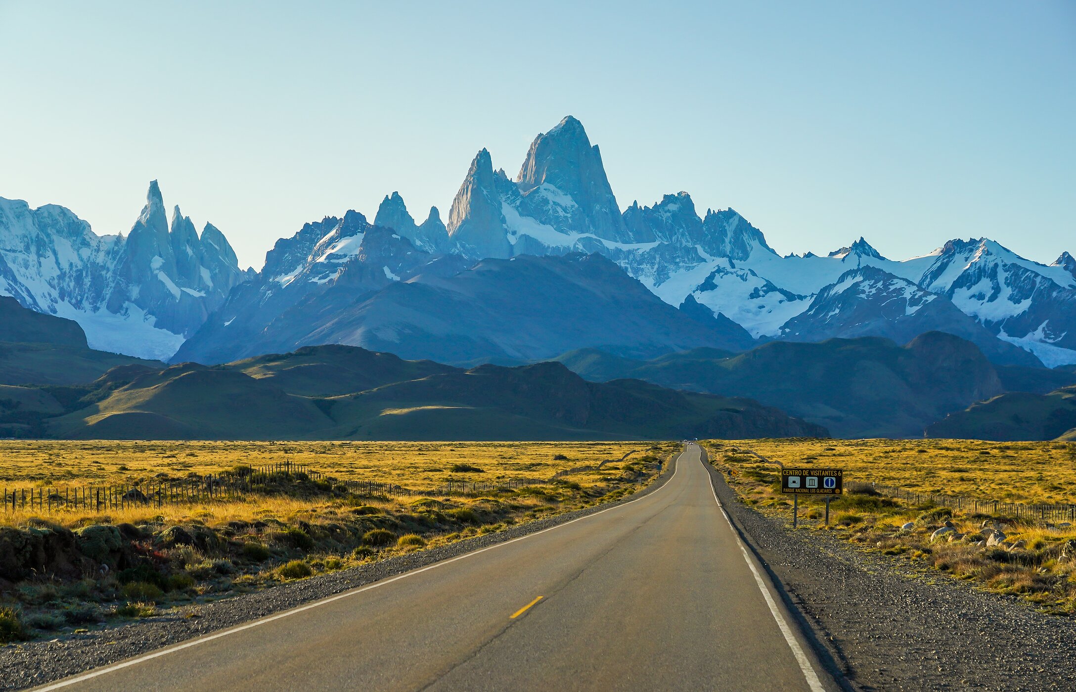 Route asphaltée en Argentine avec vue sur le Cerro Fitz Roy, l'un des sommets les plus célèbres de Patagonie