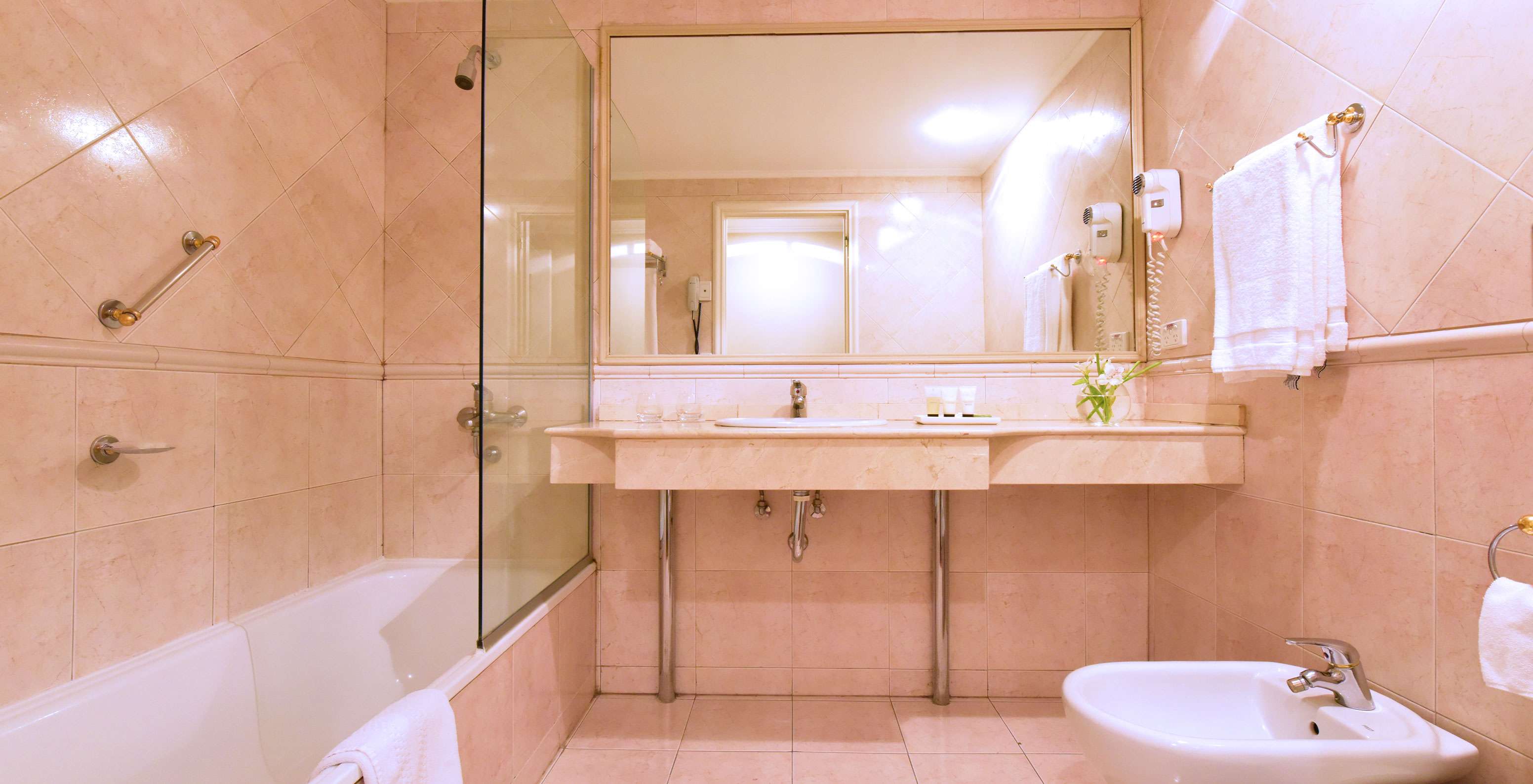 La Twin Standard du Pestana Buenos Aires a une Salle de Bain avec Lavabo, Miroir, et Baignoire avec Douche