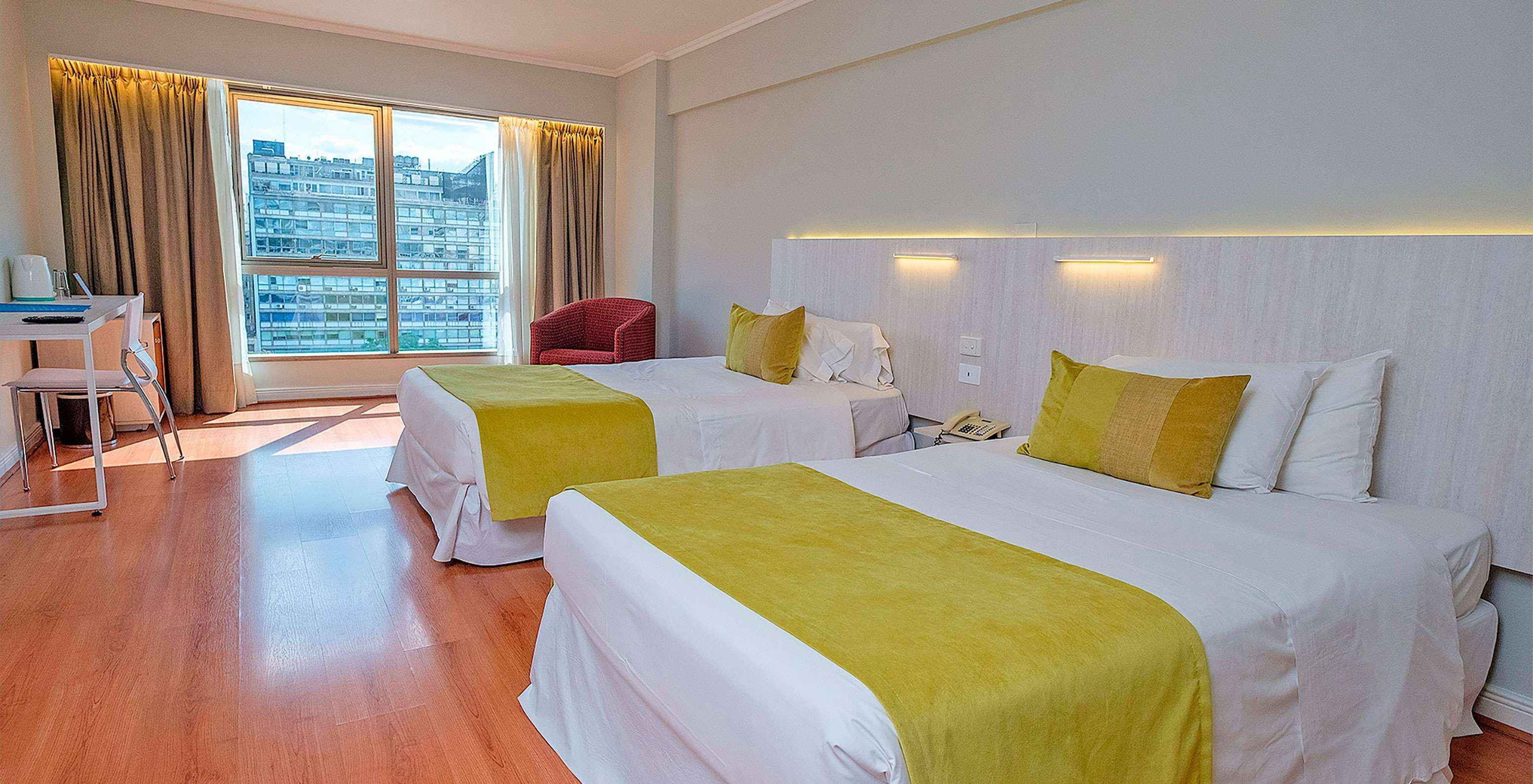 La Twin Supérieur du Pestana Buenos Aires a Deux Lits Simples, Table de Chevet, et une Chaise