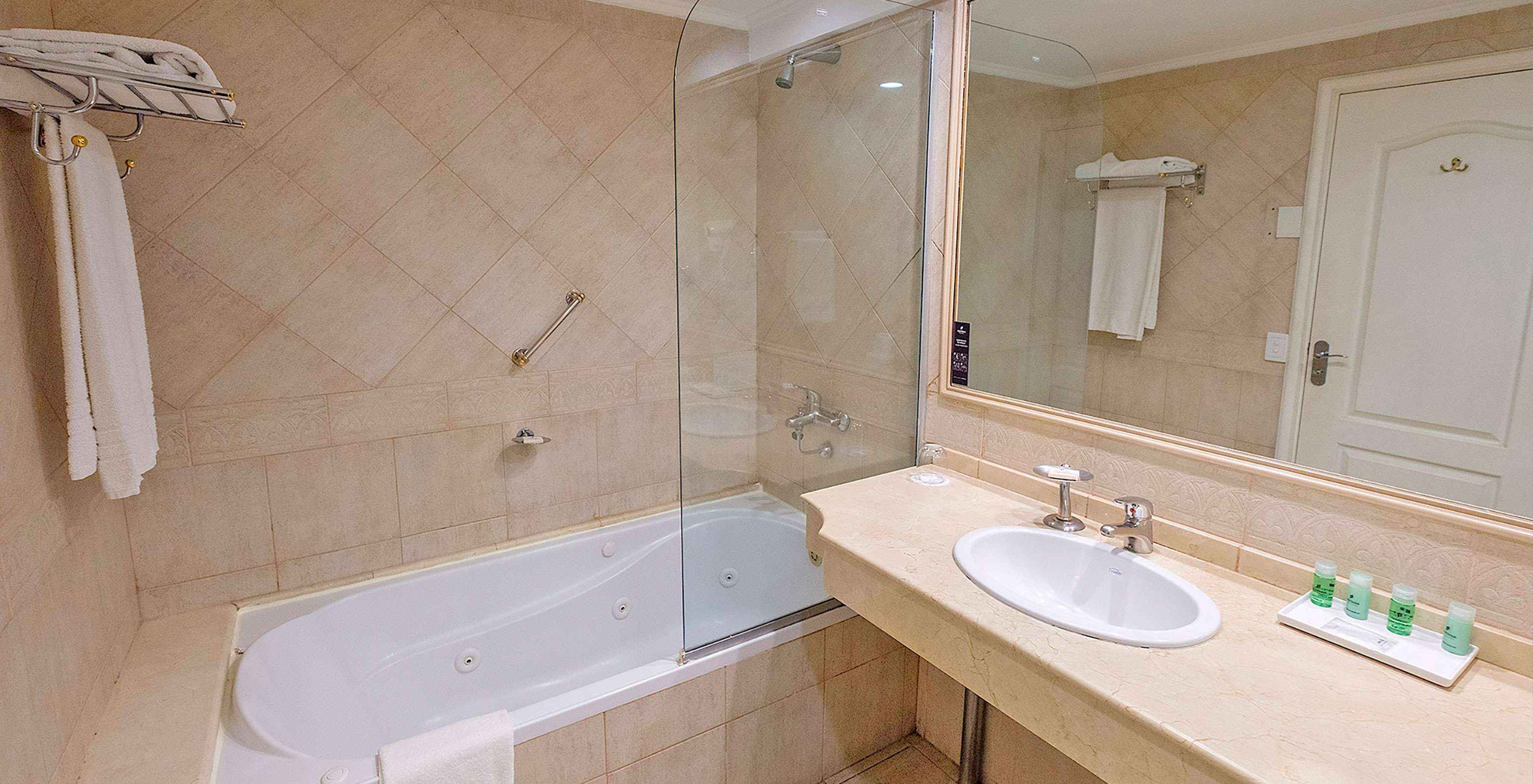 La Twin Supérieur du Pestana Buenos Aires a une Salle de Bain avec Lavabo, Miroir, et Baignoire avec Douche