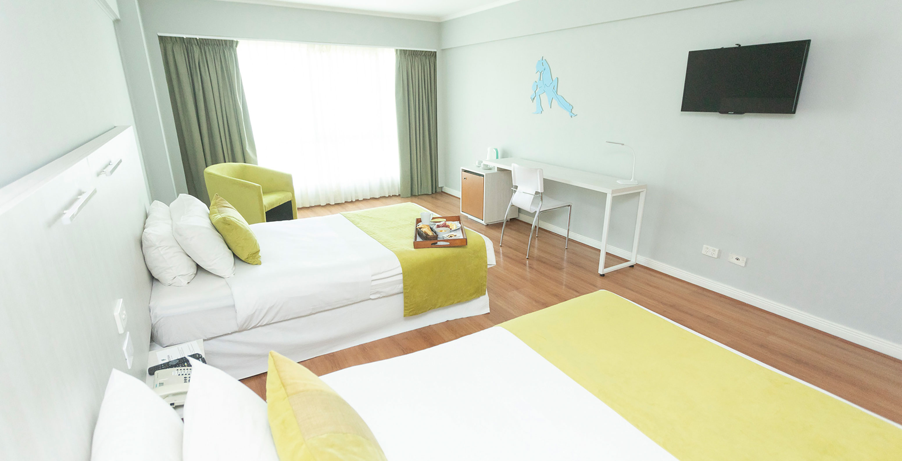 La Twin Supérieur du Pestana Buenos Aires a Deux Lits Simples, Bureau, Chaise et Télévision